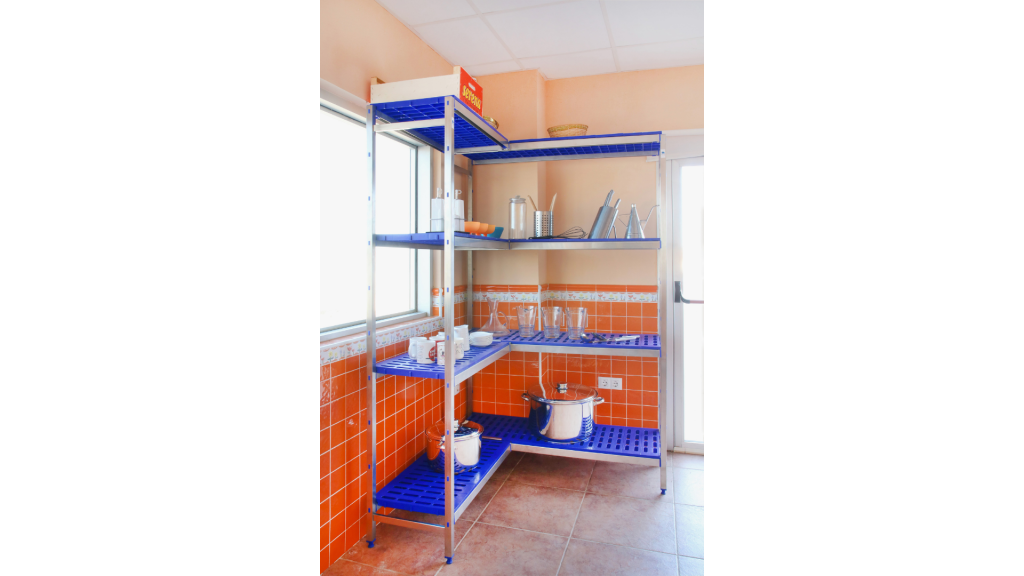 Estantería metálica de cocina esquinera adaptándose al espacio disponible