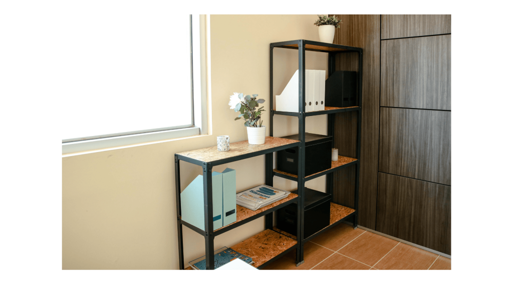 cómo colocar estanterías originales para salón